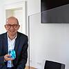 Johannes Daun, Direktor des Singener Amtsgerichts, im Sitzungssaal mit Desinfektionsspender und Trennwand. Beides ist nach der ...