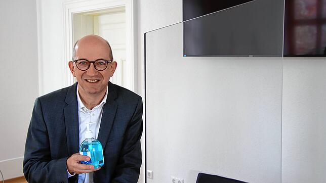 Johannes Daun, Direktor des Singener Amtsgerichts, im Sitzungssaal mit Desinfektionsspender und Trennwand. Beides ist nach der ...