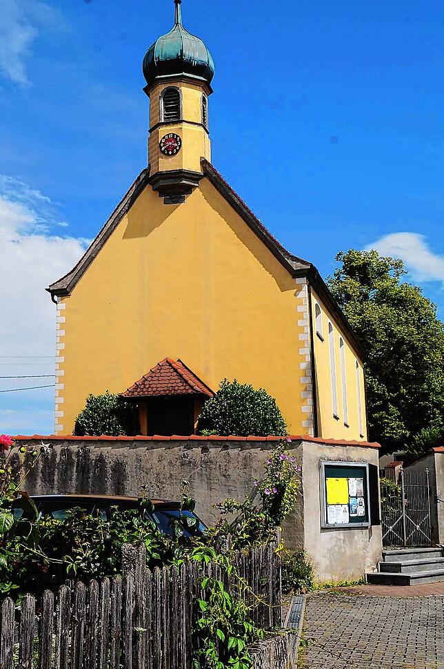 Die- Kirche St. Peter und Paul bildet zusammen mit Friedhof, Dorfplatz und Rathaus die Dorfmitte von Stetten.