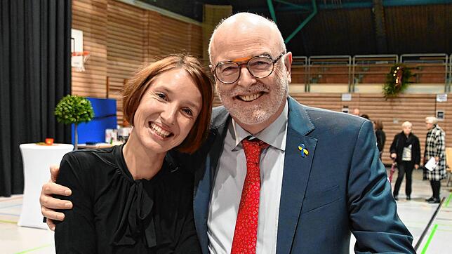 Susen Katter, die neue Bürgermeisterin von Stockach, und ihr Vorgänger Rainer Stolz beim Neujahrskonzert 2024. Rainer Stolz wurde nun ...