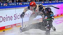 Alex Trivellato (l) von den Schwenninger Wild Wings und Blaine Byron von den Eisbären Berlin kämpfen um den Puck.
