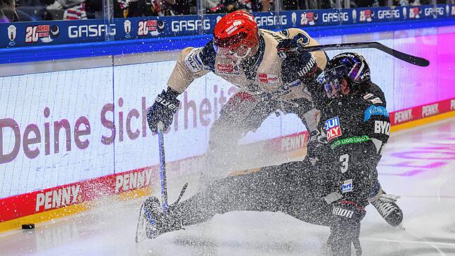 Alex Trivellato (l) von den Schwenninger Wild Wings und Blaine Byron von den Eisbären Berlin kämpfen um den Puck.