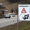 Am Randenabstieg der B&nbsp;314, hier mit Blick auf die unfallträchtige Sonnenhofkurve, wie auch zu Beginn des Randenaufstiegs weist ...