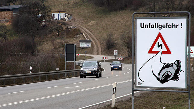Am Randenabstieg der B&nbsp;314, hier mit Blick auf die unfallträchtige Sonnenhofkurve, wie auch zu Beginn des Randenaufstiegs weist ...