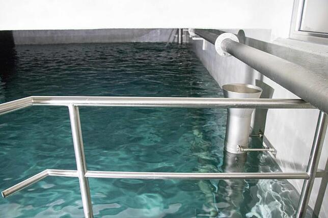 600 Kubikmeter zehn Grad kalten Wassers befinden sich in den zwei Speicherbecken des Hochbehälters Gupfen an der B 500 in der Nähe ...