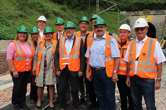 Verkehrsminister Winfried Hermann (Bildmitte) beim Besuch der Baustelle in Döggingen. Der Tunnel sei ein wesentlicher Abschnitt des ...