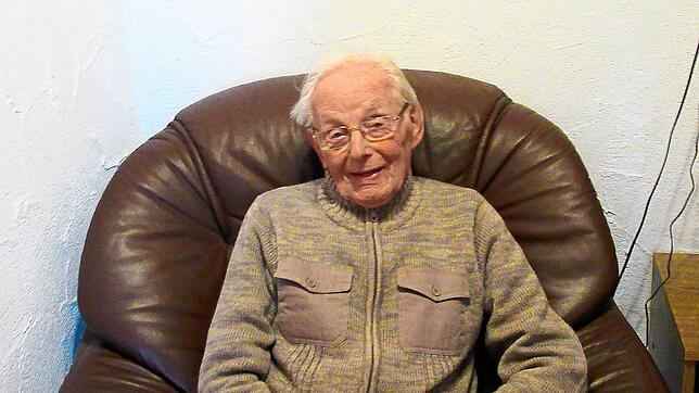 In diesem bequemen Sessel ruht sich Rolf Häfker gerne ein wenig aus, wenn er müde ist. Der 90-Jährige ist 2014 von Bremen nach Schonach ...