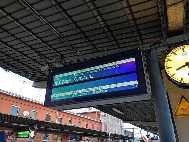 Eine Bahnhofs-Anzeige in Singen, die eine Zugverspätung nach Konstanz anzeigt.