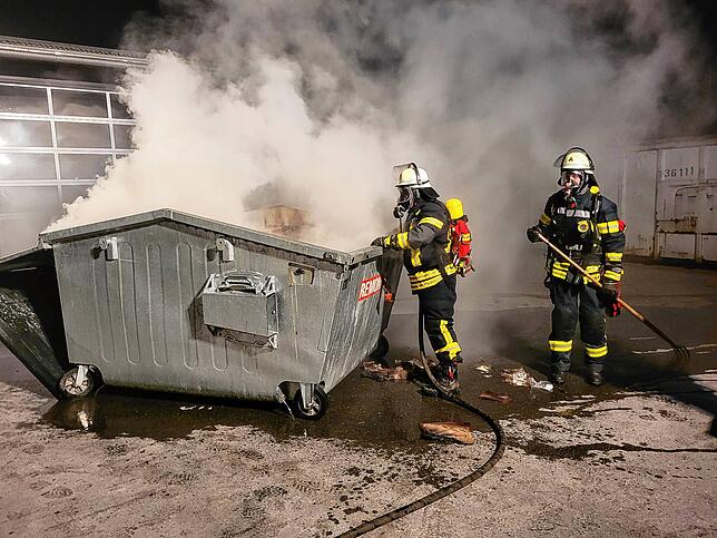 Unter Atemschutz löscht die Feuerwehr einen Container einer Schreinerei in Neudingen.