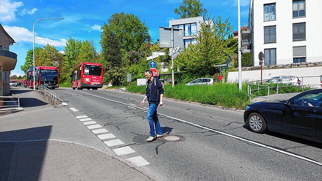 Auch das kommt häufig vor: Busse befahren die Riedstraße in beiden Richtungen. Alexander Tasdelen wartet eine Lücke ab, um die ...