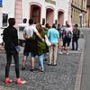 Die Leute dürsten nach Theater: Diese Schlange gab es vor einigen Tagen wegen der Freilichtspiele-Karten.