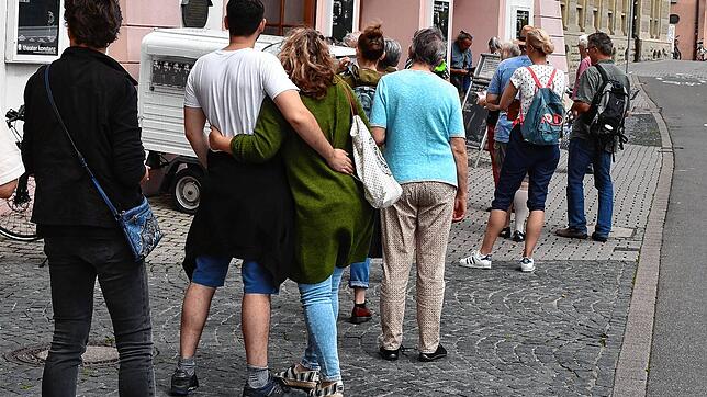 Die Leute dürsten nach Theater: Diese Schlange gab es vor einigen Tagen wegen der Freilichtspiele-Karten.