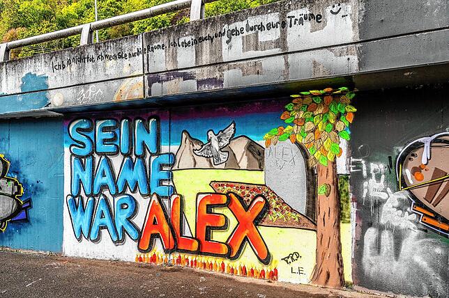 Ein Graffiti für den an der Tankstelle ermordeten Kassierer ist an einer Wand in Idar-Oberstein zu sehen.