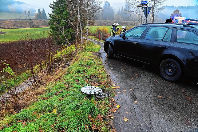 An dieser Stelle an der Abzweigung zum Kohlbühl blieb das Fahrzeug in der Böschung hängen. Zum Zeitpunkt der Aufnahme hat die Feuerwehr ...