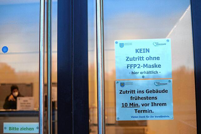 Vor der Tür keine Schlange, an der Einlasskontrolle ebensowenig: Am Kinderimpftag an der Messe geht es ruhig zu.