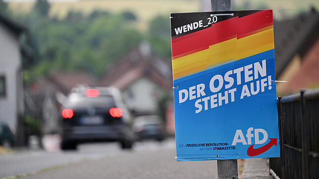 Ein Wahlplakat der AfD hängt an der Bundesstraße 89 im Landkreis Sonneberg. Dort gelangte Ende Juni erstmals ein AfD-Politiker in ...