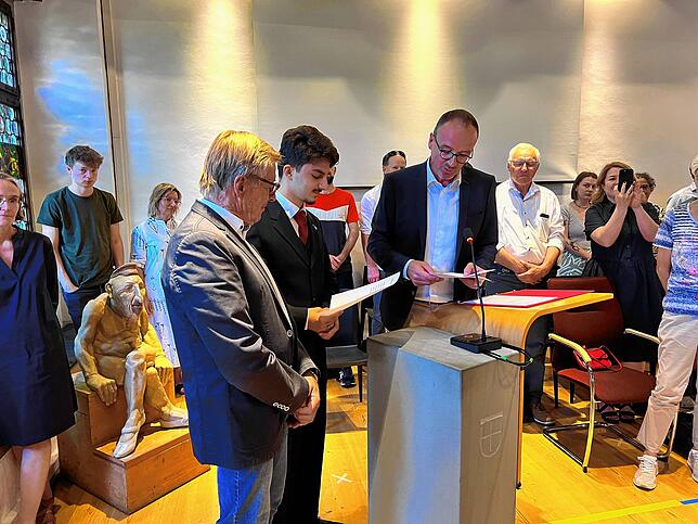 Von links: Rolland Ballier (FWK) und Khaled Badawi (SPD) werden von OB Uli Burchardt stellvertretend für alle 40 Mitglieder des ...