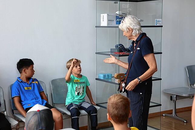 Der achtjährige Simon meldet sich auf eine Frage von Marisa Giorgetta, die die Kinder durch den Hangar führt.