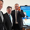 So sieht Volksbank live aus: Die Vorstände Daniel Hirt, Ralf Schmitt und Joachim Straub (von links) demonstrieren in Villingen, wie ...