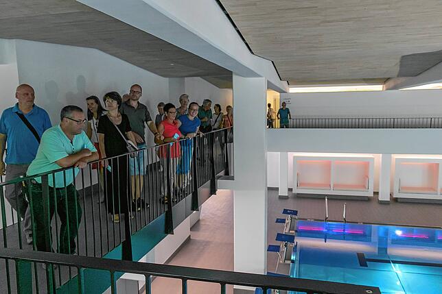 Begeistert: Besonders die Aussicht vom Balkon über dem erweiterten Hallenbad sorgte bei vielen Besuchern für Gänsehaut.