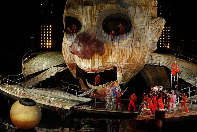 Bild 4: Diese Bühne spielt bei &bdquo;Rigoletto&ldquo; mit