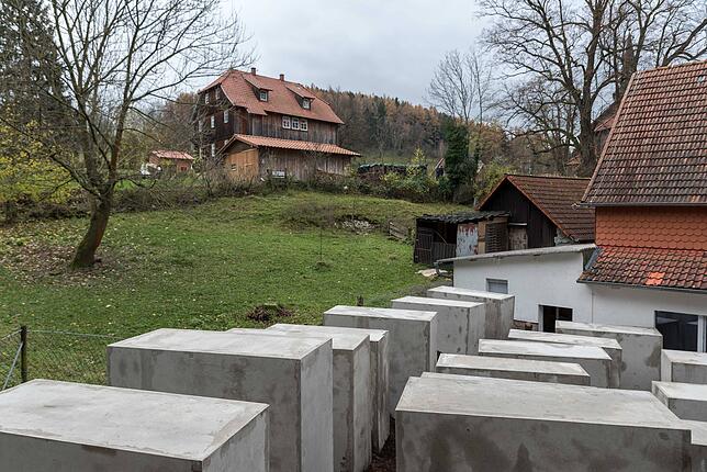 Der Nachbau des Holocaust-Mahnmals in unmittelbarer Nachbarschaft zum Wohnhaus von Björn Höcke (AfD) in Bornhagen: Mit Aktionen wie ...
