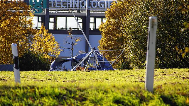 Das Sturmtief Ignatz bläst durch die Region, hier ein zerstörter Schirm an der MS Technologie-Arena am Villinger Friedengrund
