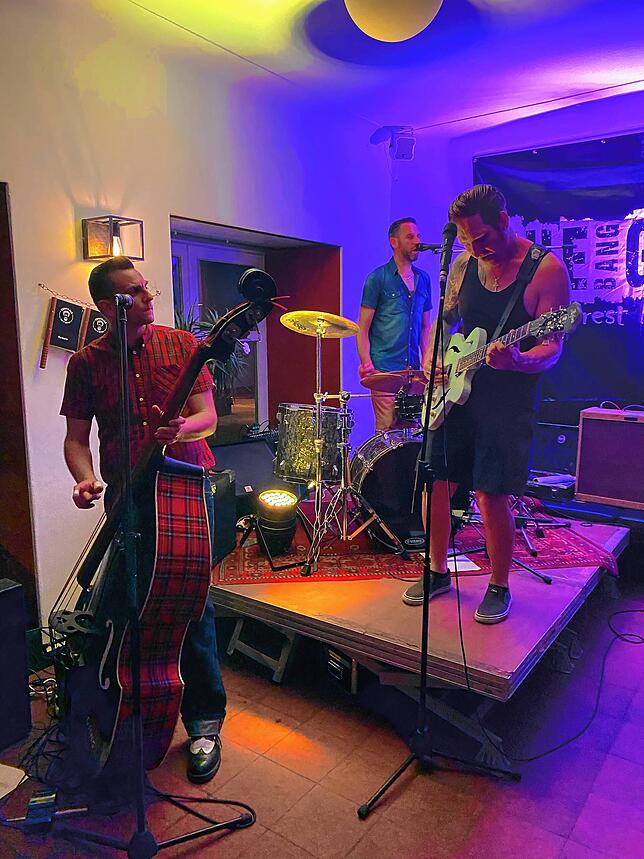 Das deutsche Trio The Bang Gang spielt in der Bar Centrale