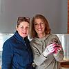 Manuela Martin (rechts) und Gillian Rose-Braun, eine ihrer Helferinnen in der Halle mit den zu pflegenden Jung-Igeln.