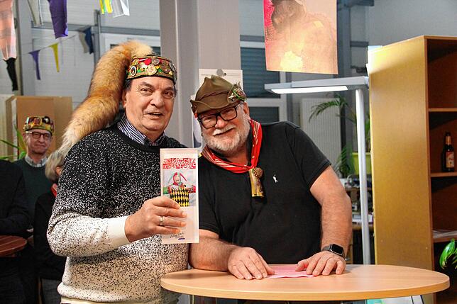 Statt etwas aus Papier hat Lothar Rapp (links) einen Kappedeschle-Aufsteller aus Acryl von Peter Zabel bekommen.