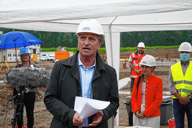 Der baden-württembergische Gesundheitsminister Manfred Lucha 2021 bei der Grundsteinlegung für das Zentralklinikum Lörrach. Es soll 2025 ...