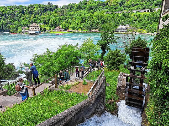 Der Rundweg um den Rheinfall mit Blick auf die Promenade.