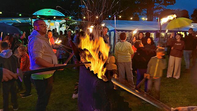 Bild 13: Besucher feiern trotz Regen auf 34. Walder Dorffest