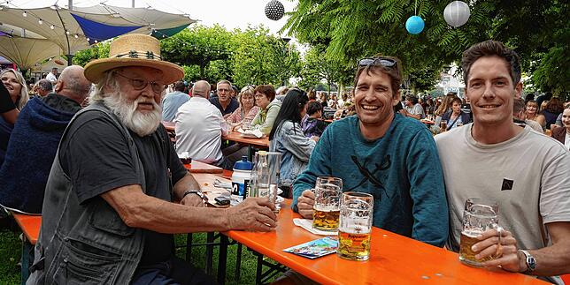 Horst Gaul, sein Sohn David und Nicolas Steigle (von links) haben Platz genommen. Die Enkel probieren derweil die Angebot für die ...