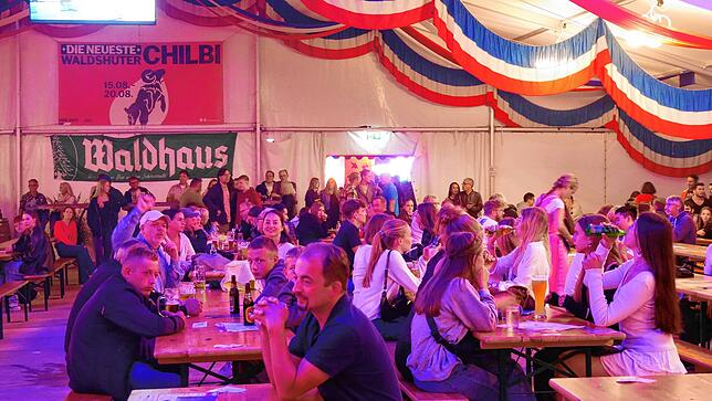 Bild 5: Waldshut: Großes Abschlussfeuerwerk auf der Chilbi 2025