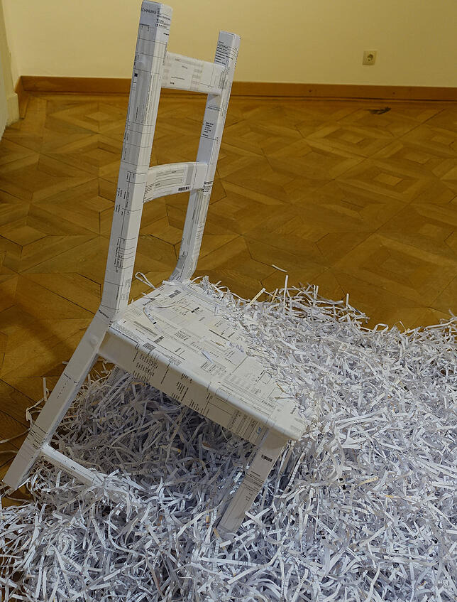 „Beichtstuhl“ von Carola Faller-Barris, eine plastische Arbeit aus Holz und Papier, zu sehen in der Bad Säckinger ...