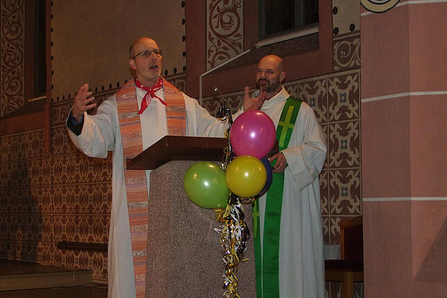 Mit Versen: Gut gelaunt predigten Bruder Stephan und der altkatholische Pfarrer Florian Bosch beim Narrengottesdienst.