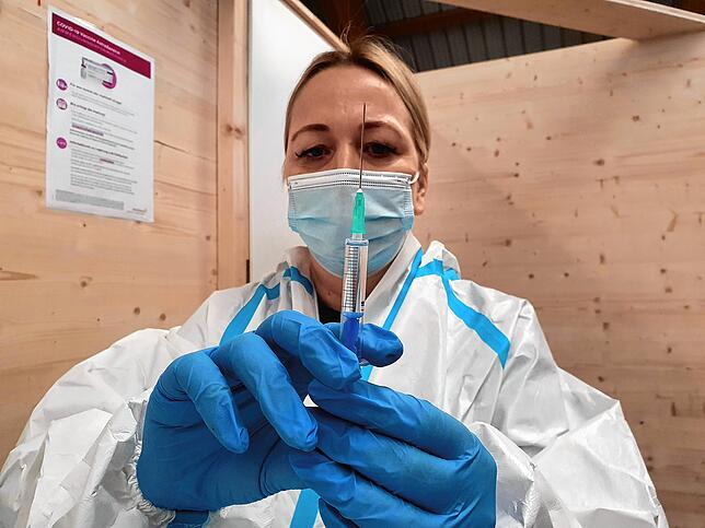 Piks: Eine Impfspritze wird gleich im Schwenninger Kreisimpfzentrum angesetzt. Bild: Norbert Trippl