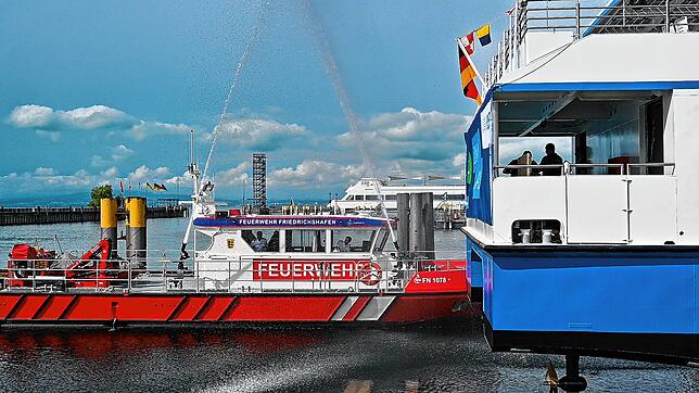 Die Feuerwehr begrüßte das Schiff mit zwei Fontänen.