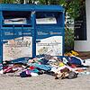 Tütenweise haben Unbekannte Klamotten und Hausrat vor dem Altkleidercontainer unter der Schellenbergbrücke abgeladen. Am Montag, 18. ...