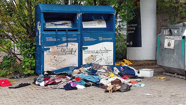 Tütenweise haben Unbekannte Klamotten und Hausrat vor dem Altkleidercontainer unter der Schellenbergbrücke abgeladen. Am Montag, 18. ...