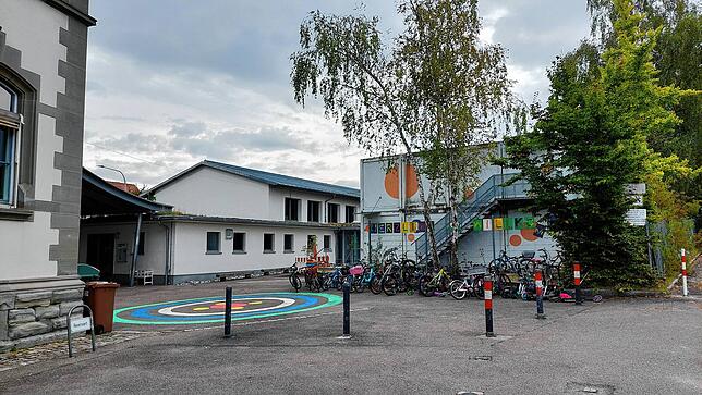 Weil die Schule zu klein geworden ist für all die Kinder, die sie aufnehmen muss, stehen Container auf dem Schulhof.