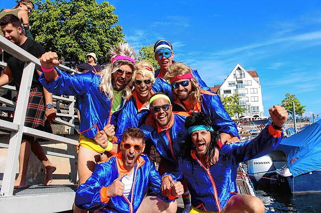 Die Volleyball-Hippies traten beim Seehasenfest 2023 im Drachenboot an.