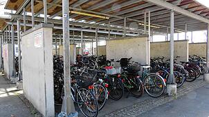 Der Fahrradunterstand auf der westlichen Seite des Bahnhofsgebäudes in Radolfzell soll durch ein Fahrradparkhaus ersetzt werden.