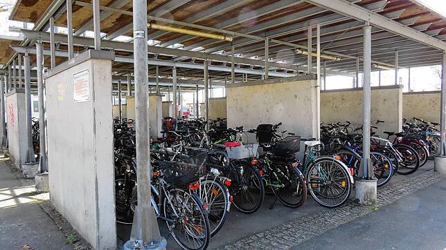 Der Fahrradunterstand auf der westlichen Seite des Bahnhofsgebäudes in Radolfzell soll durch ein Fahrradparkhaus ersetzt werden.