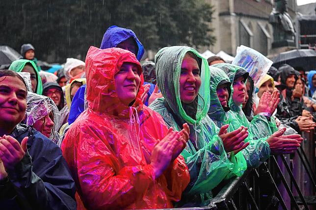 Bild 22: Regenfeste Wincent-Weiss-Fans in Salem