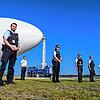 Mehrere Polizisten vor dem Zeppelin NT. Die Beamte kontrollierten von Bord des Luftschiffs aus, ob sich die Menschen an die Regeln zur ...