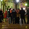Polizisten nehmen Kontakt zu Personen auf, die sich am Montagabend auf dem Marktplatz in Radolfzell eingefunden haben. Anhänger der ...