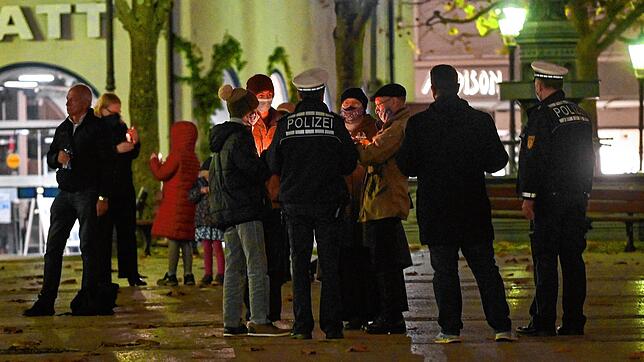 Polizisten nehmen Kontakt zu Personen auf, die sich am Montagabend auf dem Marktplatz in Radolfzell eingefunden haben. Anhänger der ...