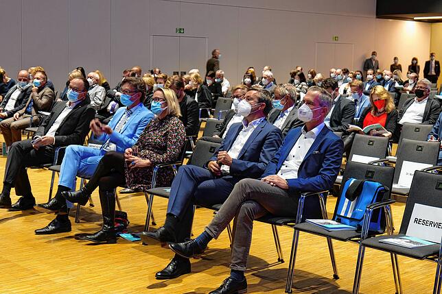 Beim Festakt zur Verleihung des Deutschen Lokaljournalistenpreises: Blick in den Saal, vorne die beiden SÜDKURIER-Geschäftsführer Peter ...